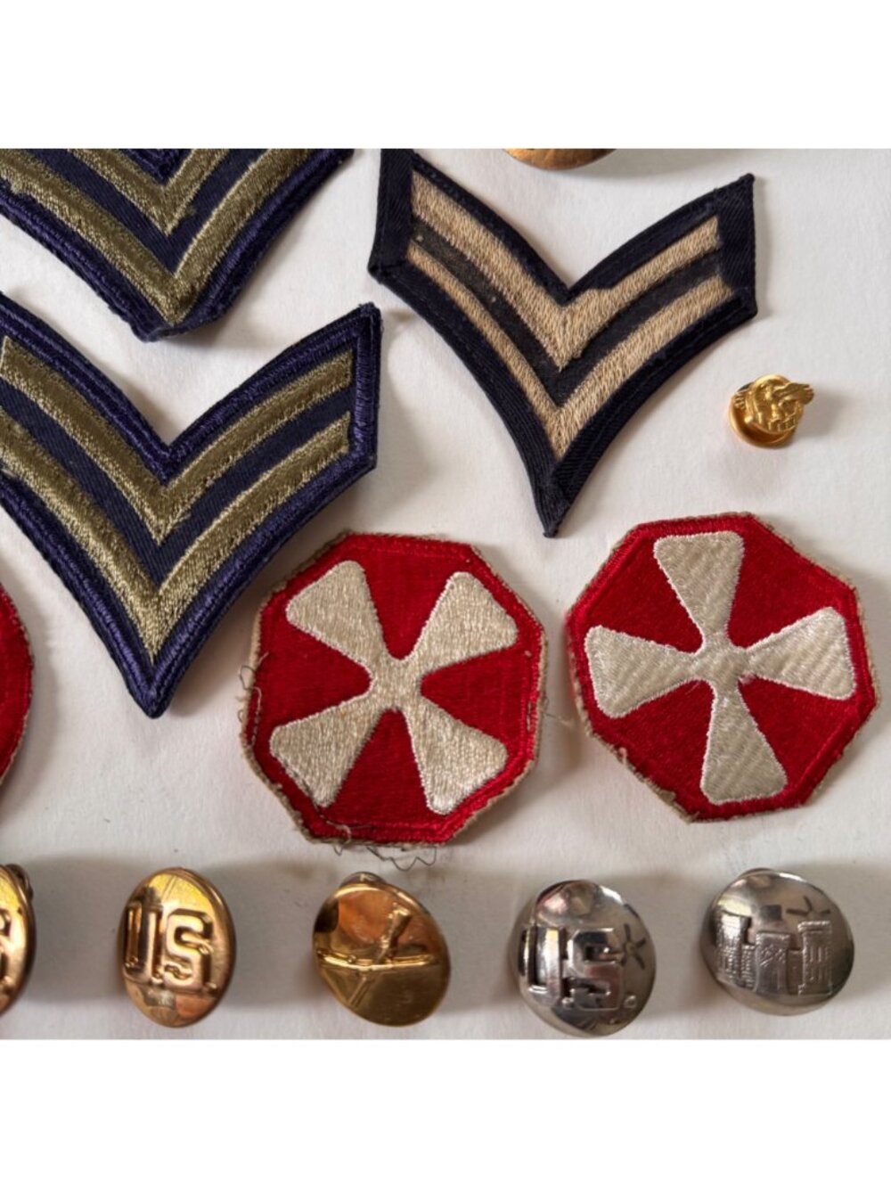 18 Vintage Military Insignia Patches & Pins Collection Embroidered Metal Badges - Picture 4 of 14